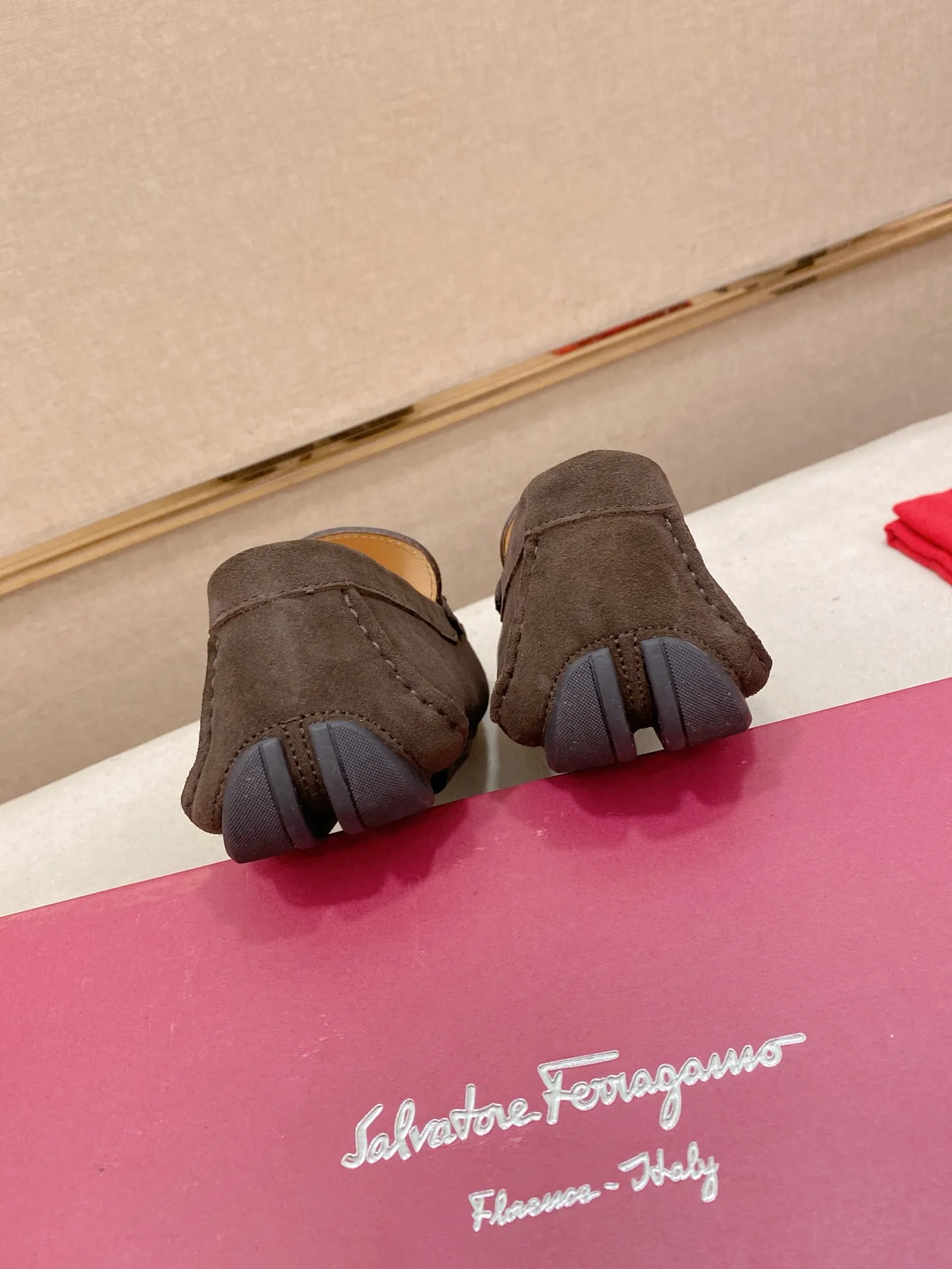Factory price: 540💰High-end quality! Ferragamo🆕🆕Exclusive hot-selling products in stock🔥🔥New products on the shelves, high-quality Ferragamo men's pea shoes, high-end casual driving shoes, with complete packaging! 💪 💪 Material: imported suede cowhide 🐂 + imported high-quality water-dyed cowhide lining + wear-resistant outsole 👍🏻👍🏻 Features: high-end and comfortable, purely handmade 🚀 🚀 Create the perfect shoe that suits you best 🔥 🔥 Size: (38-44) 45 standard size can be customized!